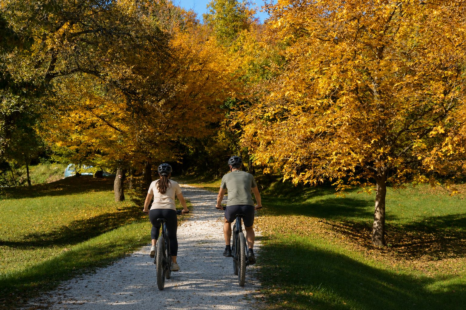 Pár e-bike-kal az őszi erdőben