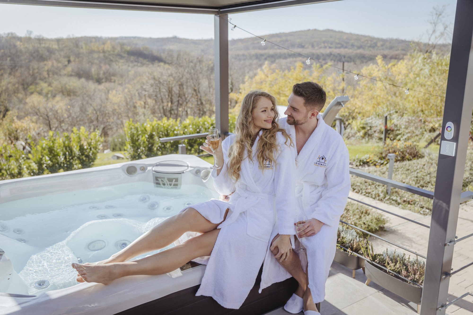 Pár a jakuzzi mellett a panorámás teraszon