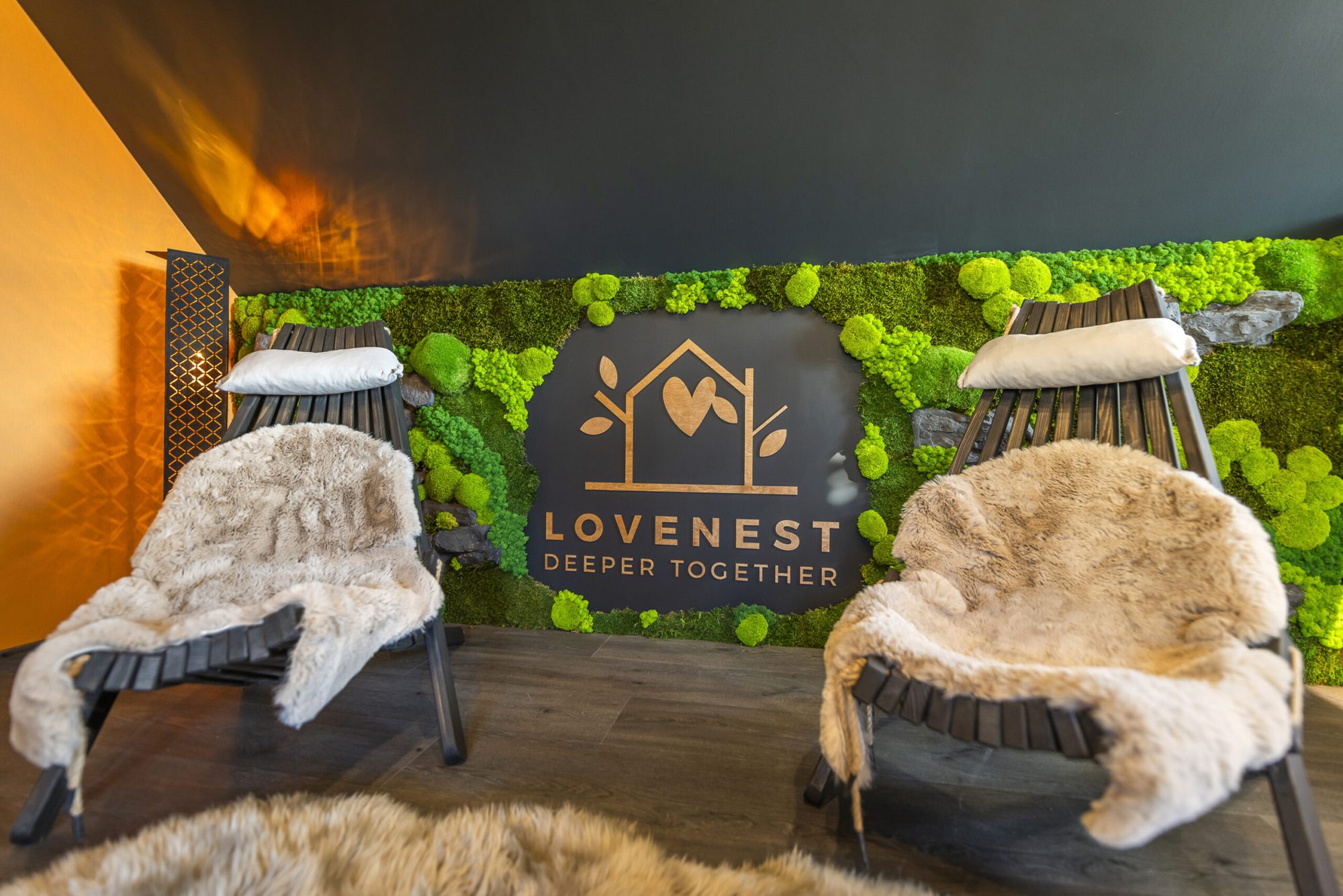 Pihenősarok a LoveNest moha-logóval